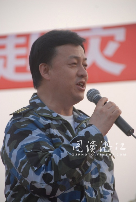 吕继宏演唱刚刚为抗震官兵创作的歌曲《前进,陆战队员》